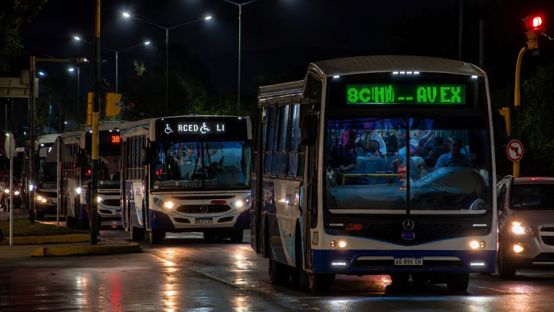 Por la crisis, en Salta suspenden los colectivos durante la madrugada desde este lunes