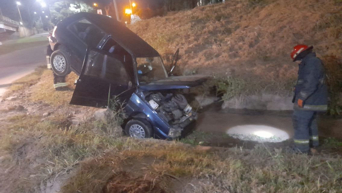 Violento accidente en Jujuy: un auto despist� y cay� al fondo de un canal 
