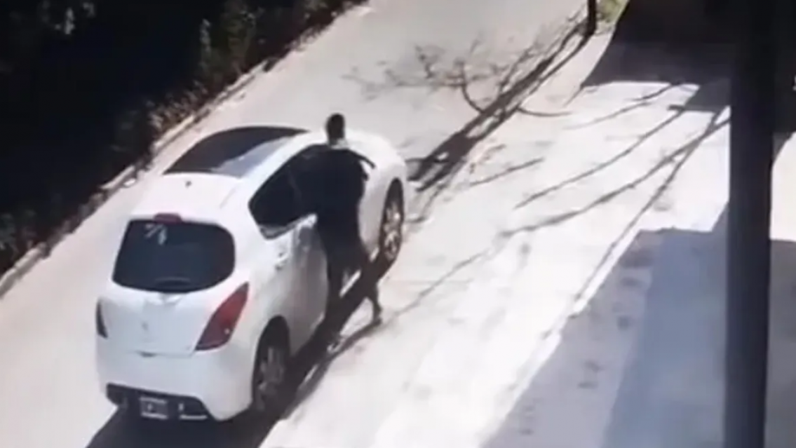 Le abrieron el auto en Palpal� y le reventaron la tarjeta en menos de una hora