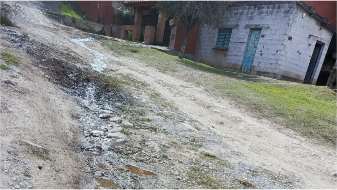 Una calle rota, sin luz y pérdidas de agua: el reclamo que crece en un barrio jujeño