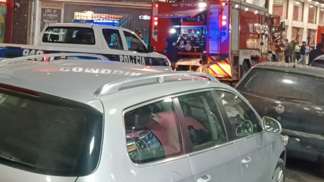 Caos en el centro jujeño: se incendió un auto en el estacionamiento de un supermercado