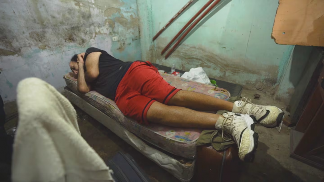 Tiene un tumor, toma 14 pastillas y perdi� el trabajo: as� vive el hombre m�s alto del pa�s