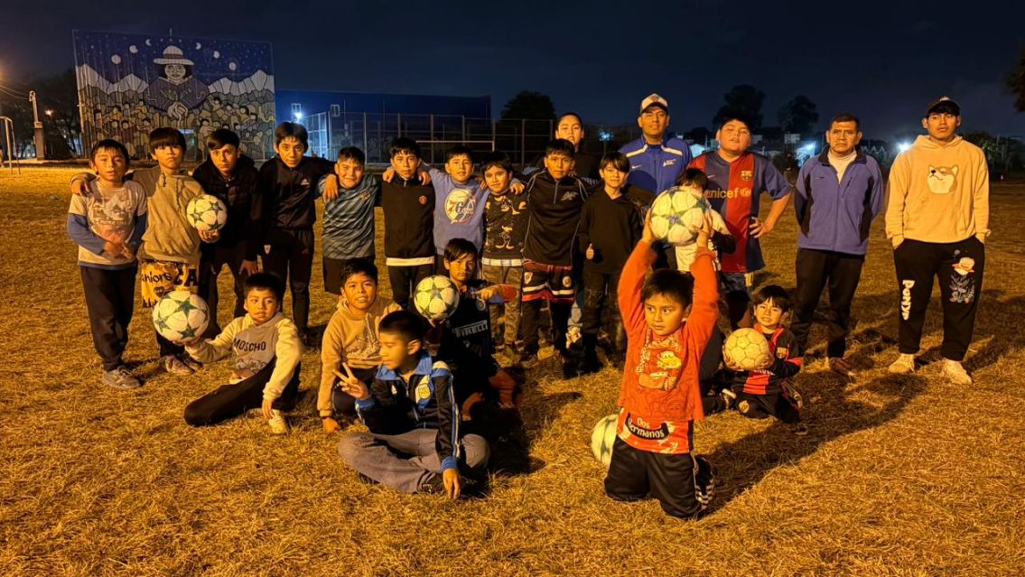 Escuelita de f�tbol en Alto Comedero entrena en medias por falta de zapatillas: necesitan ayuda
