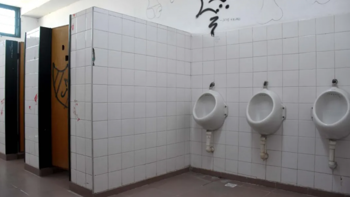 Locura en el baño de una escuela jujeña: entre varios, emboscaron y atacaron a un alumno