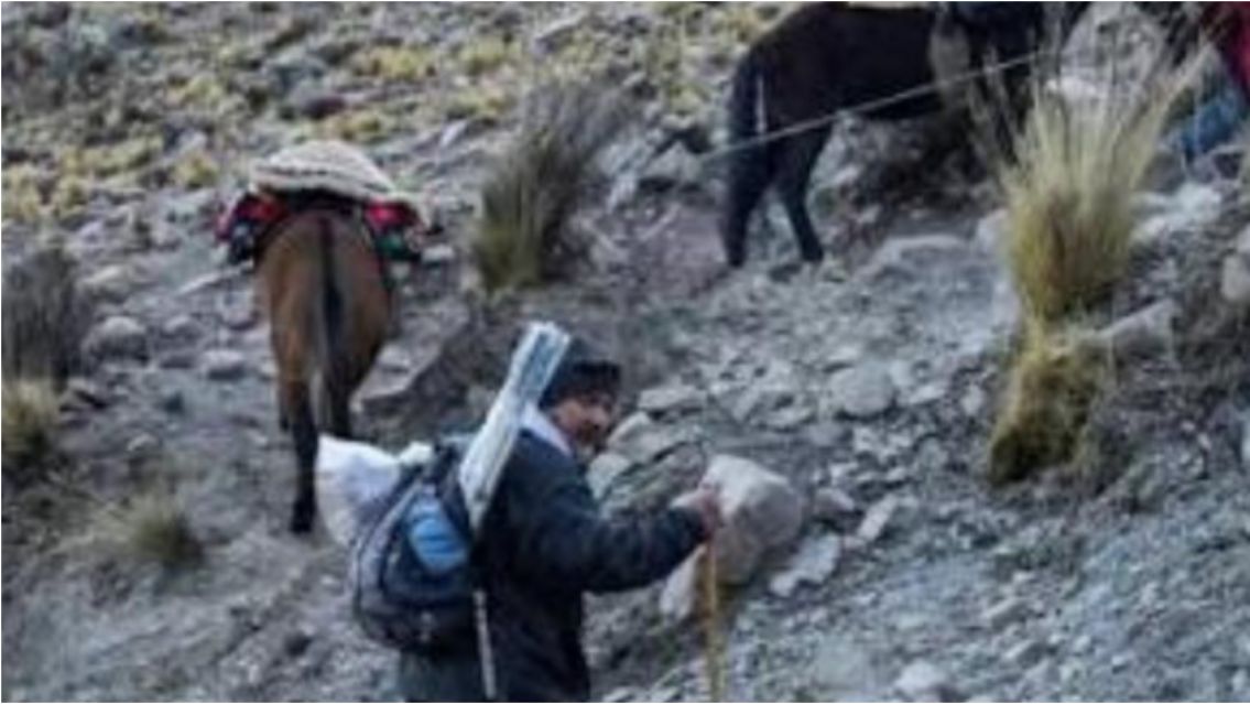 Maestro juje�o camina 8 horas entre los cerros para dar clases
