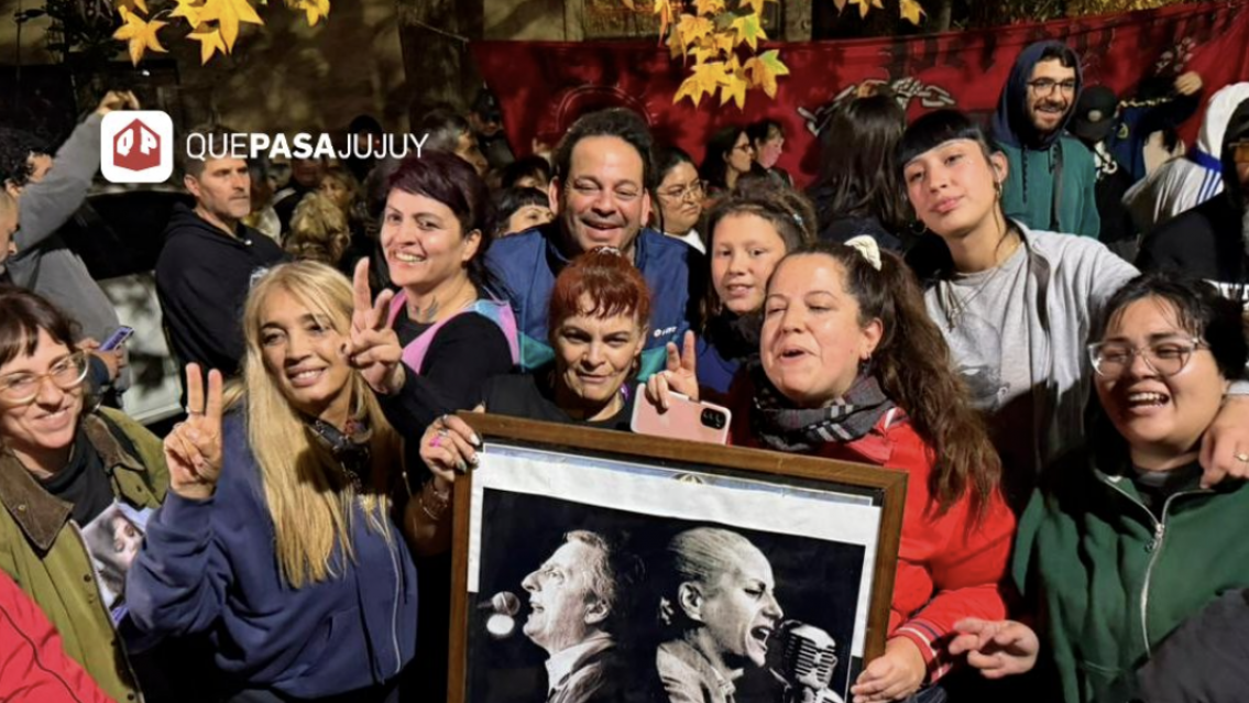 El p�ster que apareci� en la despedida del Indio y todos corrieron a sacarse fotos