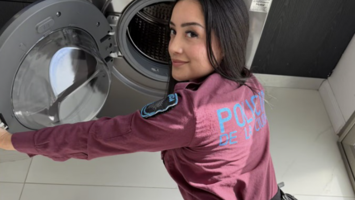 La ex policía que se sacaba fotos de alto voltaje, denunció que recibe amenazas