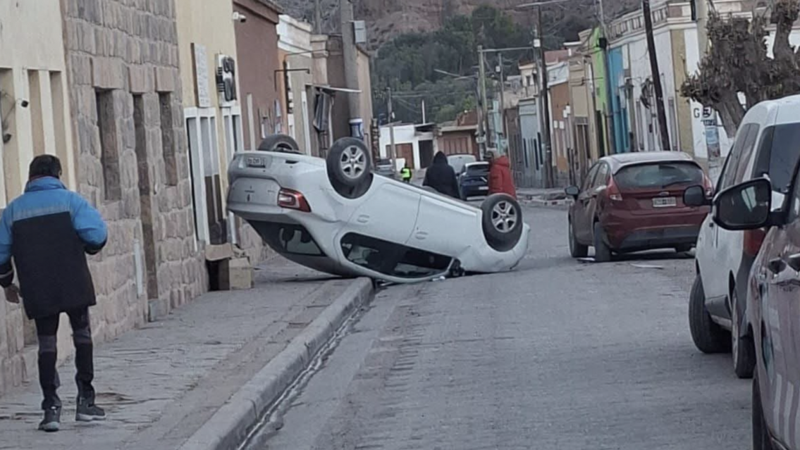 Vecinos de Tilcara sintieron un ruido muy fuerte, fueron a ver y el auto estaba así: