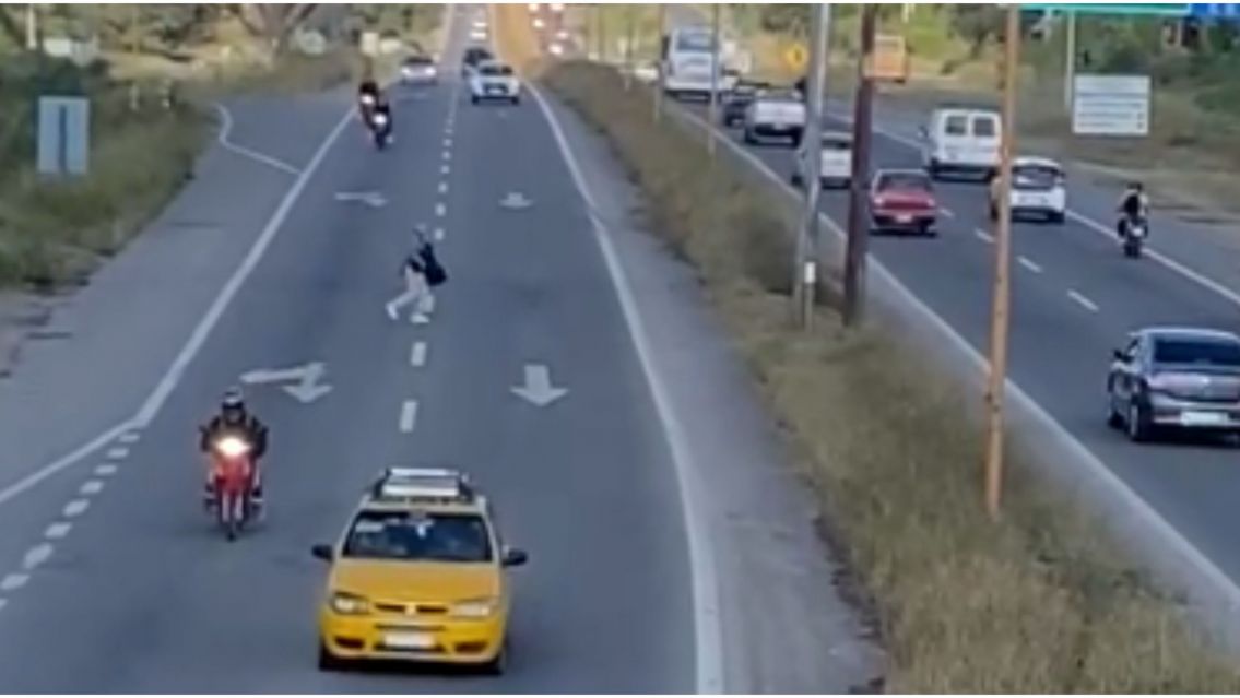 El video que caus� bronca en Jujuy: un hombre arriesg� su vida en la 66