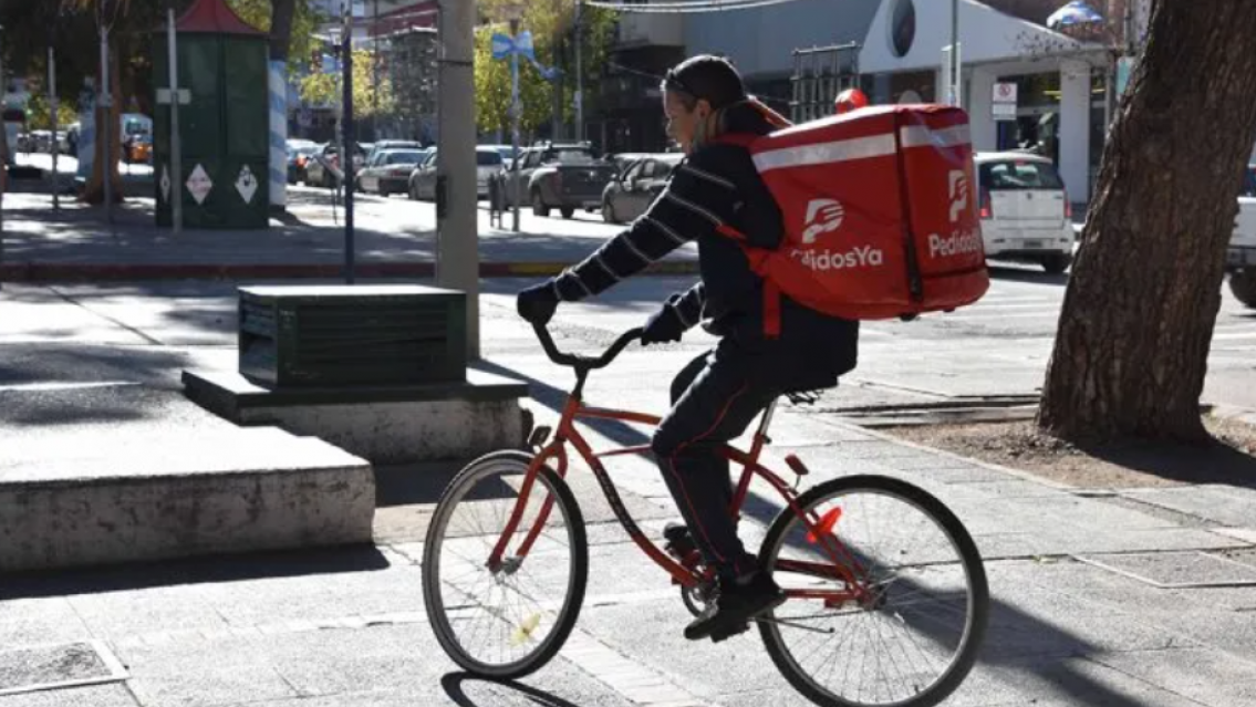 Autorizaron a militares a trabajar de Uber o delivery para llegar a fin de mes