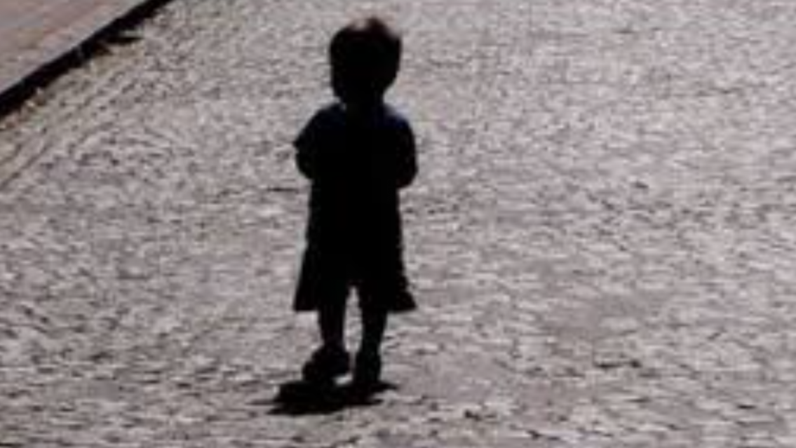 Estaban borrachos en un cumple y se les escapó una nena de 3 años: la encontraron llorando sola