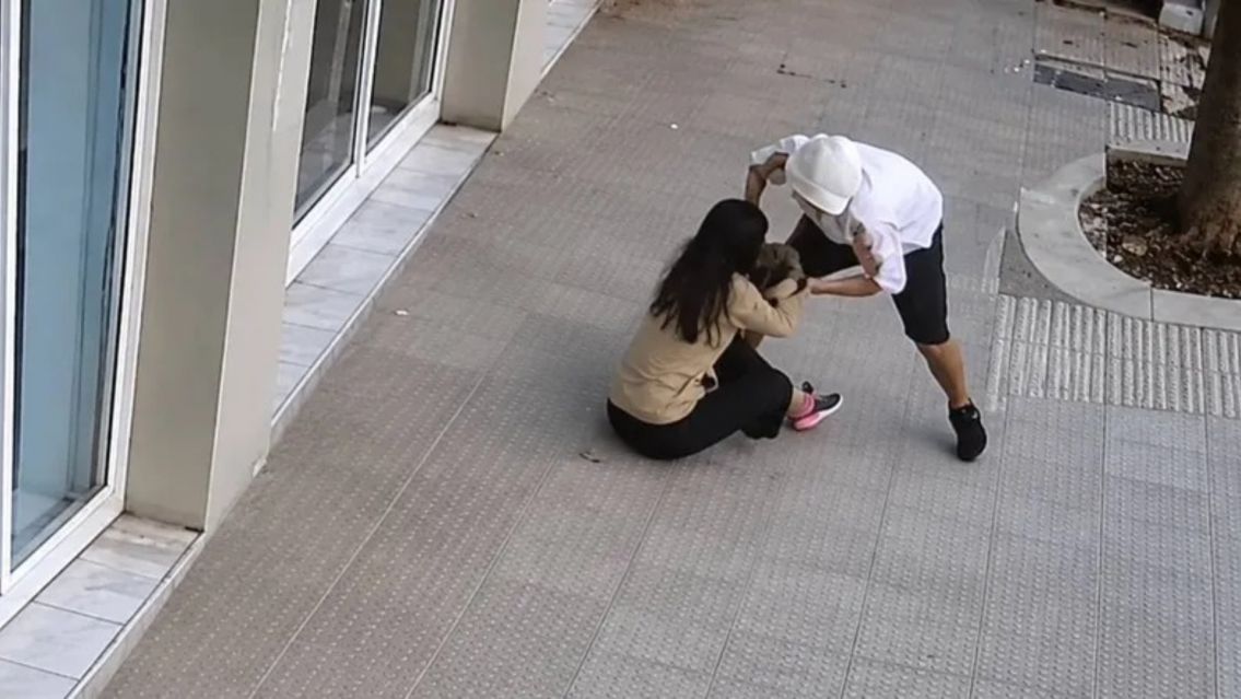La tiró al piso para robarle el celular y quedó filmado: buscan al ladrón