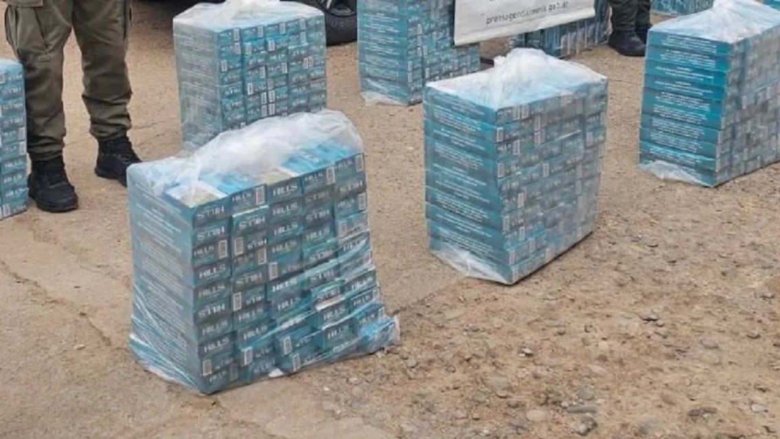 Cayeron con 20 mil atados de cigarrillos ilegales en Jujuy: llevaban la carga en una camioneta