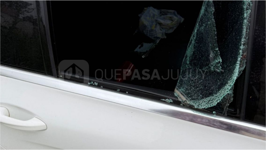 TERRIBLE robo a un jujeño: le rompieron el auto para sacarle mucha plata