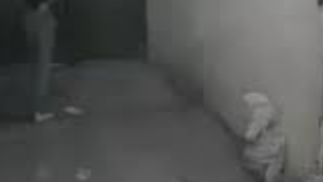 Jujeño dijo que lo habían asaltado pero lo filmaron saliendo sin ropa de la casa de una vecina