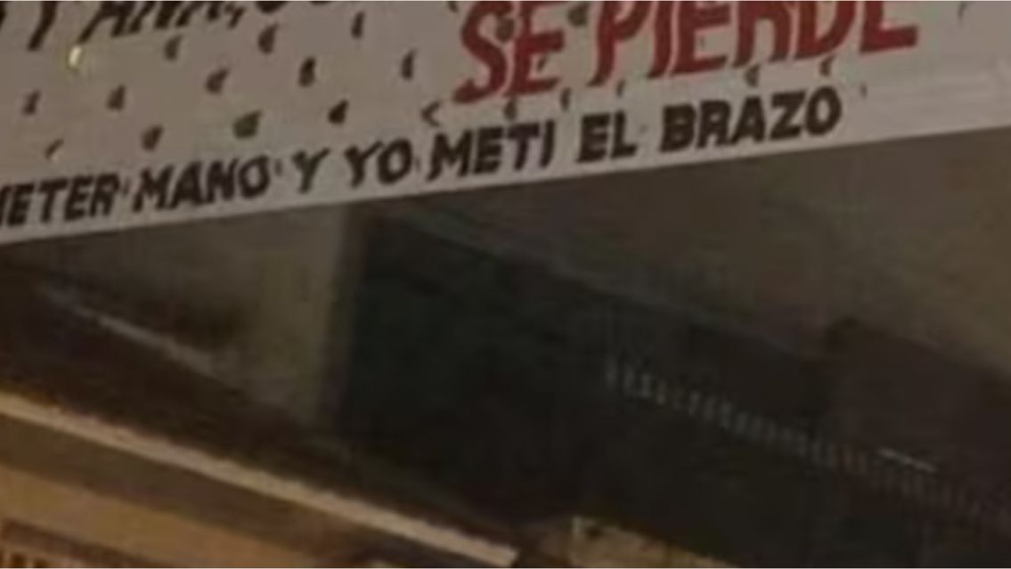 El insólito pasacalles que apareció en una escuela y encendió la alarma