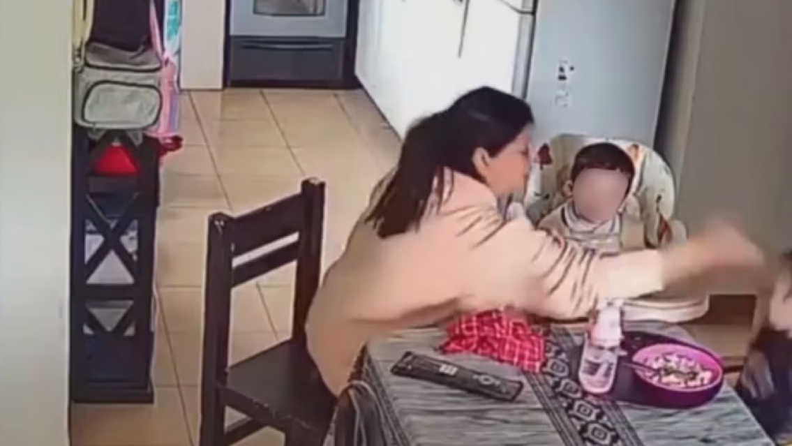 Terror en casa: descubri� por las c�maras que la ni�era golpeaba a sus hijos