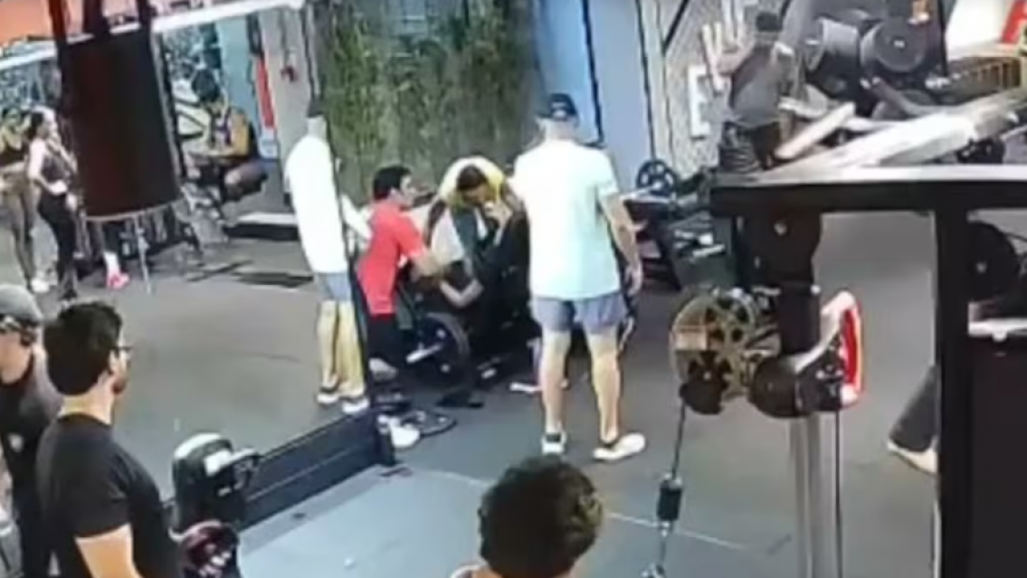 Conmoci�n y gritos en un gimnasio juje�o: se le cayo una barra con pesas en la cara
