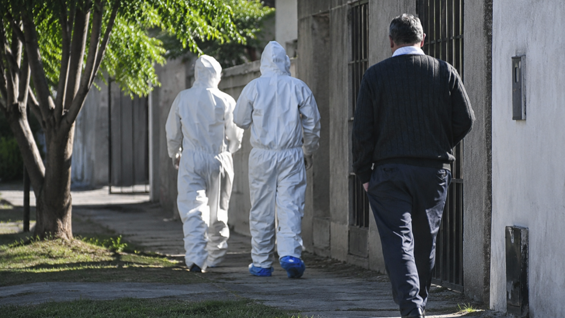 Una madre hall� sin vida a su hijo en el fondo de su casa