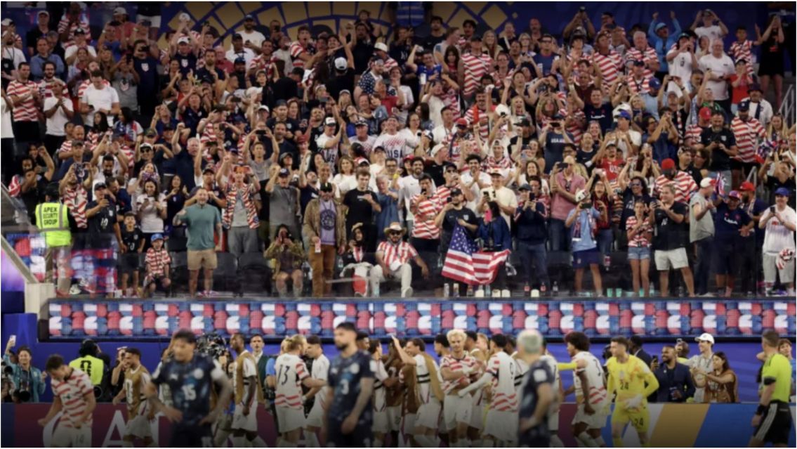 La actriz de Hollywood que sorprendió al alentar a Estados Unidos con la camiseta argentina
