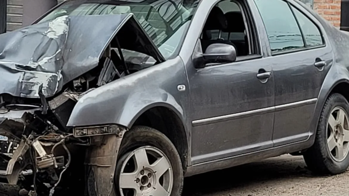 Palazo en Jujuy: mujer machad�sima destroz� su auto contra un transformador