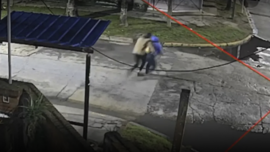 Esperaba el colectivo de madrugada e intentaron secuestrarla: la agarraron del cuello 
