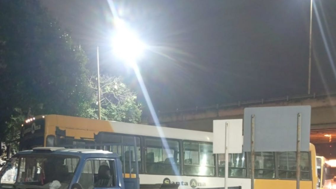 A un colectivo urbano se le salió una rueda en plena rotonda cerca de Gimnasia