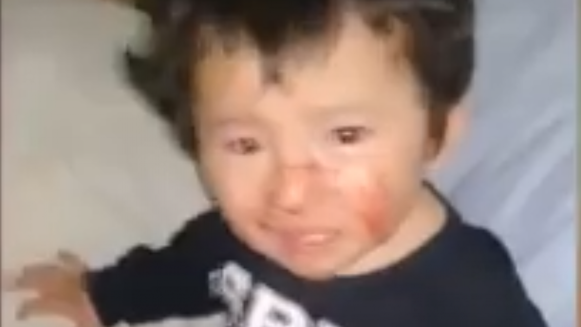 Una mujer film� la brutal paliza que le dio a su hijo de tres a�os