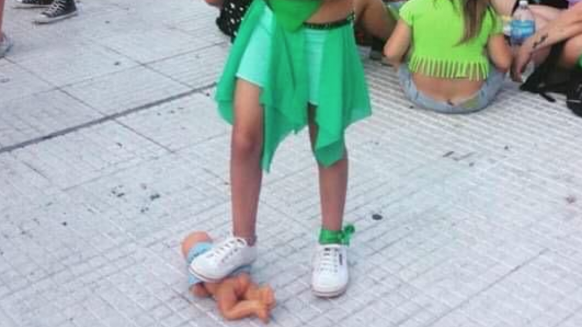 Una nena pisando un "beb�": la foto del pa�uelazo por el aborto que desat� la pol�mica