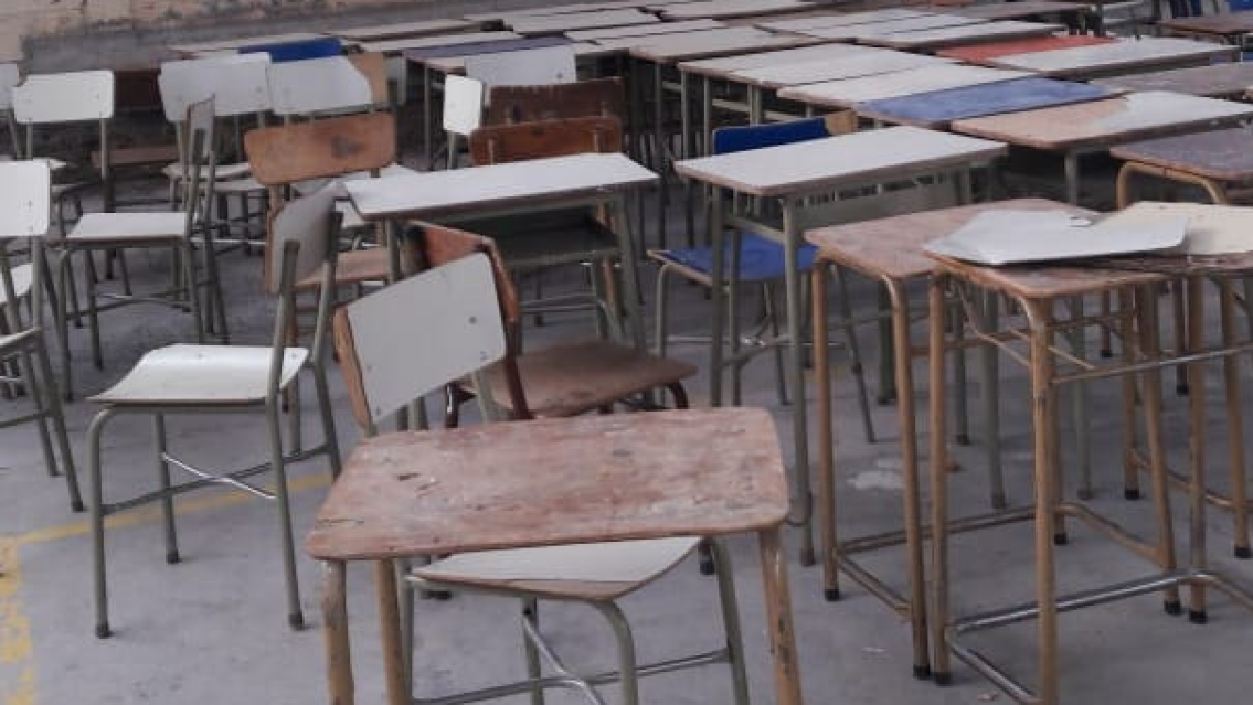 Solicitaron mobiliario y les enviaron bancos rotos a una escuela de Alto Comedero