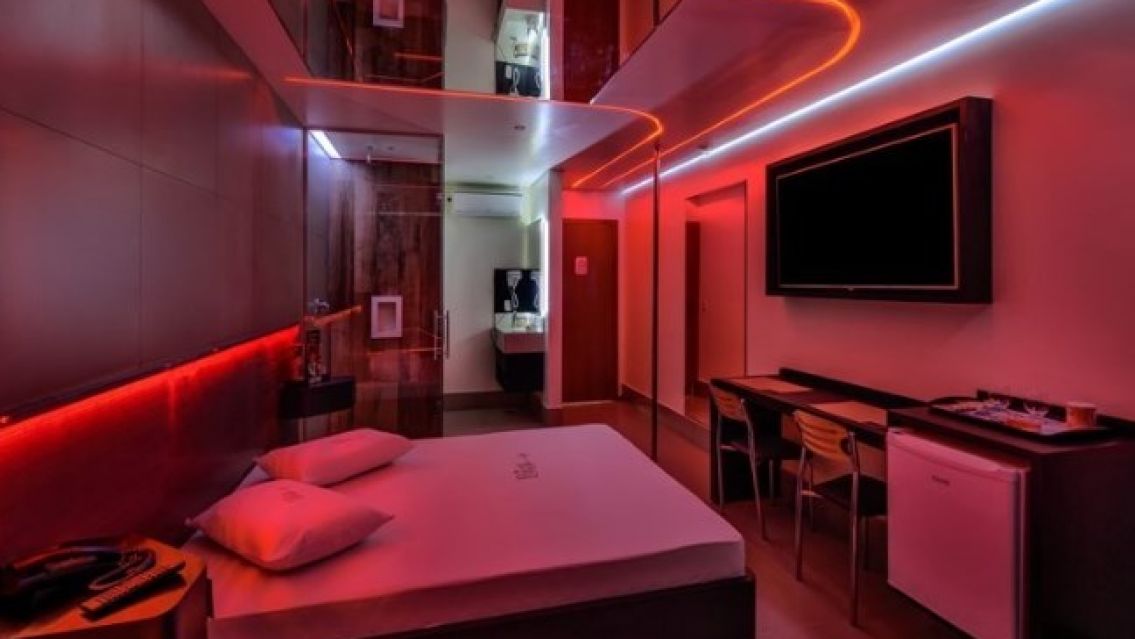 Empleado de telo juje�o amenaz� a varios clientes: "Si no me pagan los mando al frente"