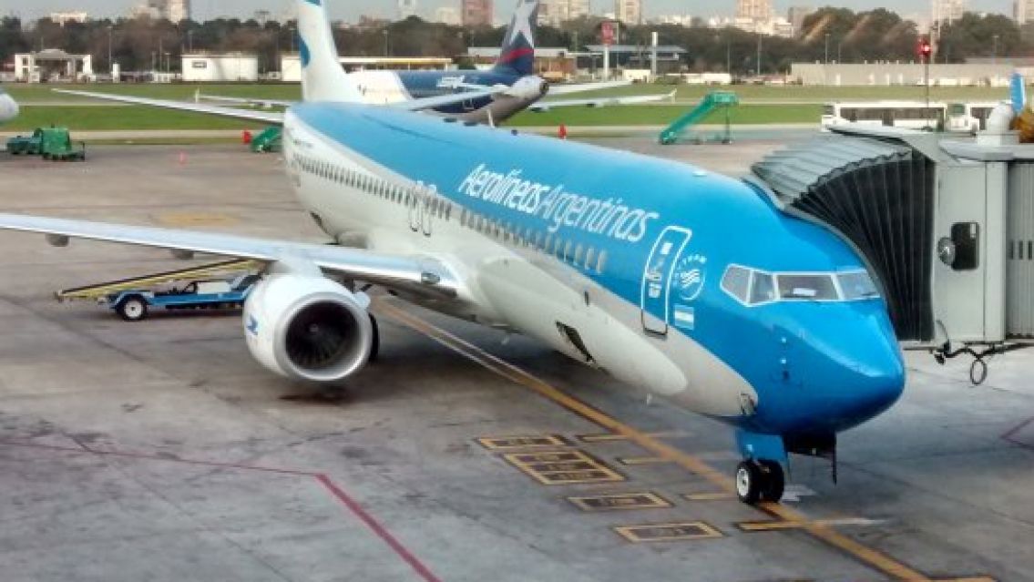 Aerol�neas Argentinas cierra conflicto con gremios y acuerda mejoras en productividad