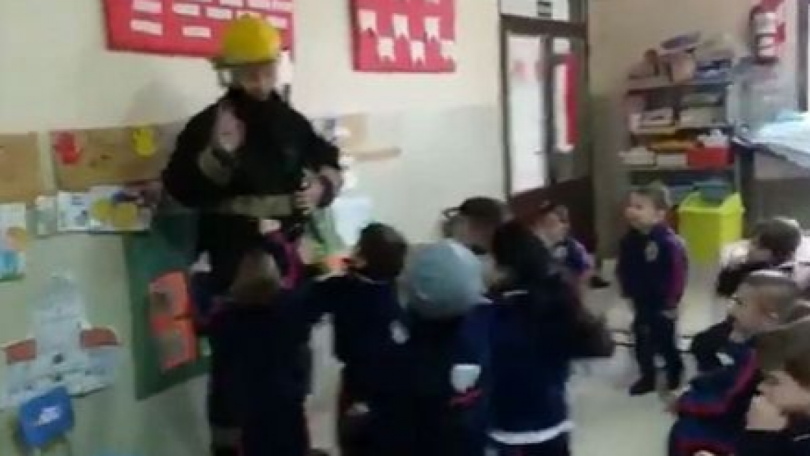 VIDEO "Vos me cortaste la luz", le reprochó un niño a un Bombero por el apagón del domingo