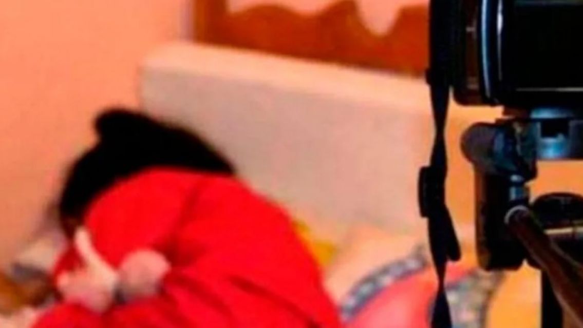 Mamá vendía fotos de su hija desnuda y la entregaba para que la violaran