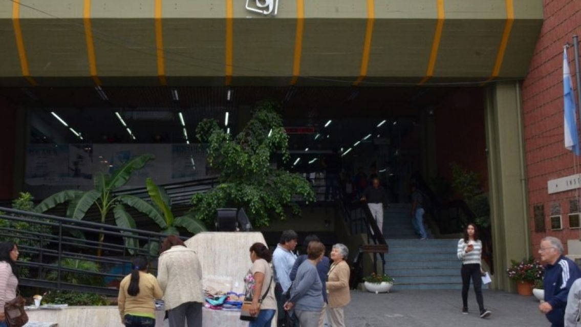 Afiliados del ISJ contin�an protestando por la mala atenci�n y la falta de �rdenes m�dicas