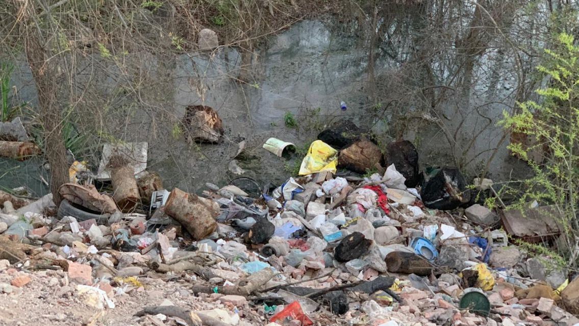 Tremendo basural se armó en uno de los barrios más caros de Jujuy. Contaminan el río Grande