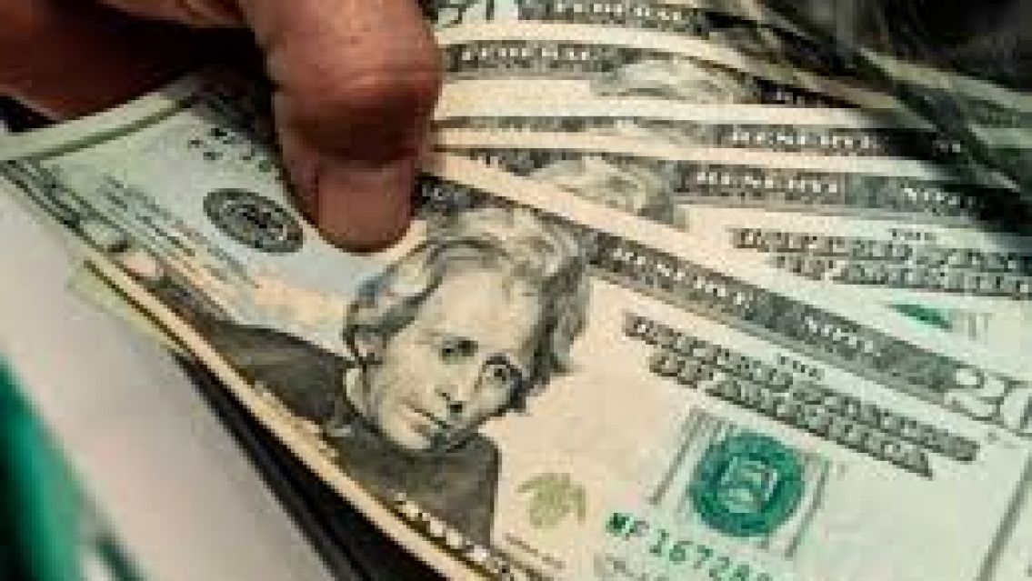 Flexibilización del cepo: quiénes pueden volver a comprar dólar MEP y contado con Liqui