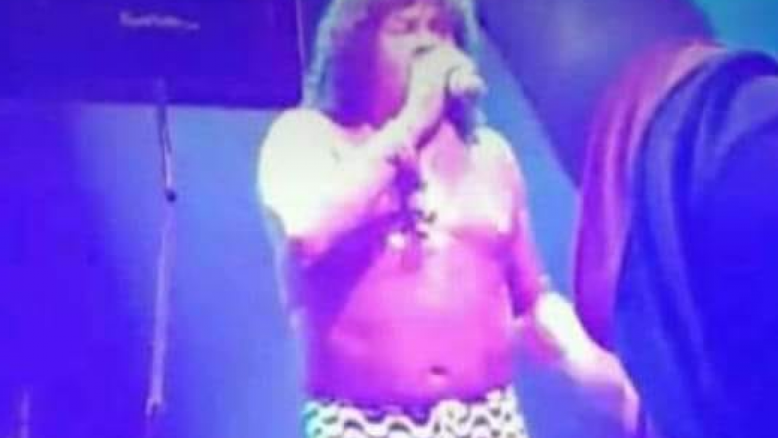Aparecen fotos de la Mona Gim�nez con "el micr�fono" al aire: "A lo Luciano Castro"