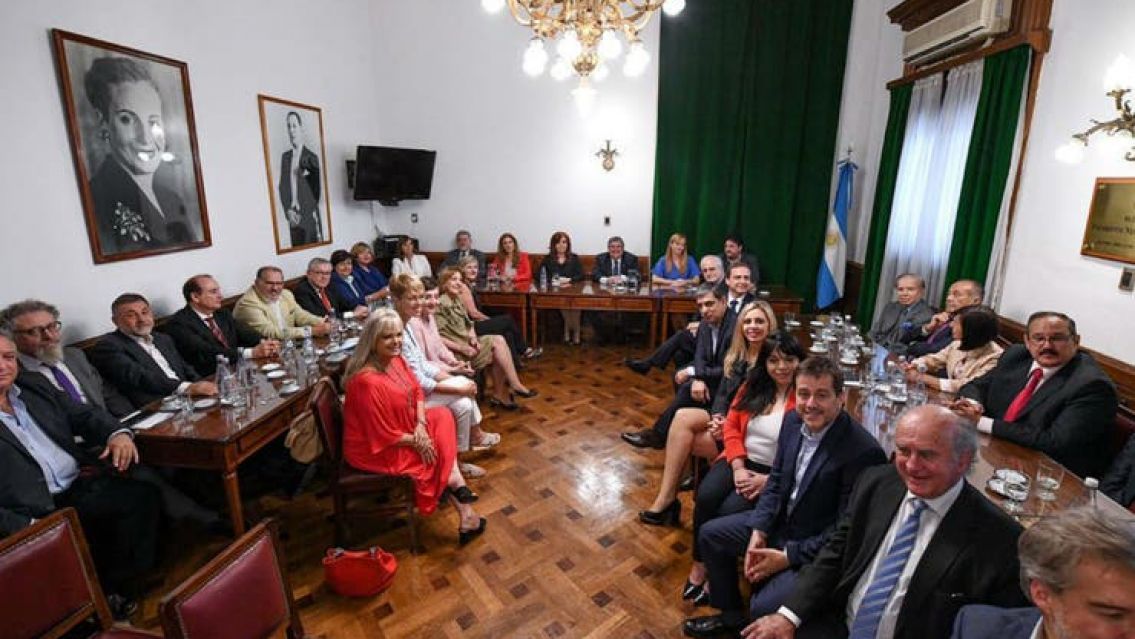 El kirchnerismo se abrazó con Menem: el bloque de 42 senadores que quiere Cristina