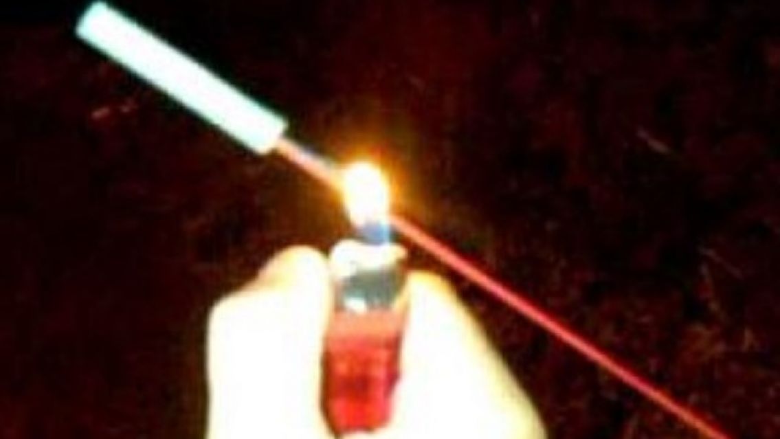 Tiene 8 años, puso una cañita voladora en un bidón de nafta y le explotó en la cara