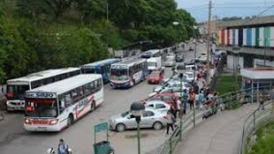 Locura en la vieja terminal: una mujer quiso acuchillar a su ex pareja en plena calle