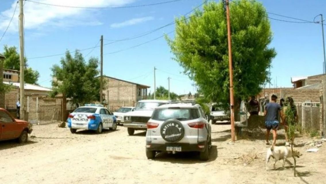 Dos hermanos decapitaron a su pap� en la calle: fue para defender a su mam�