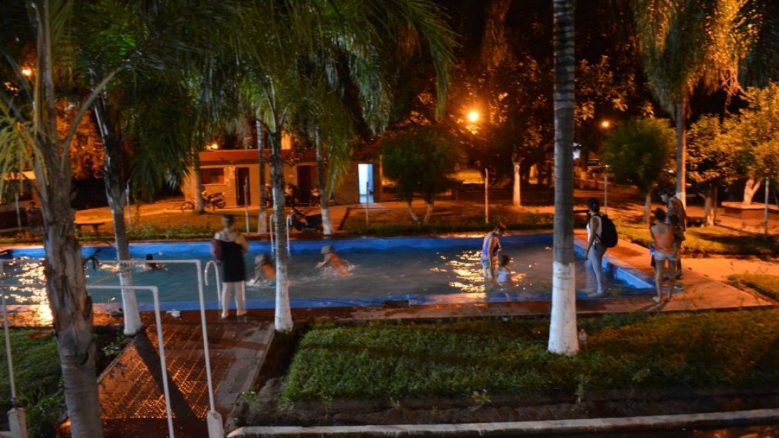 Sólo para mayores: En Jujuy habilitaron una pileta para que te metas de noche