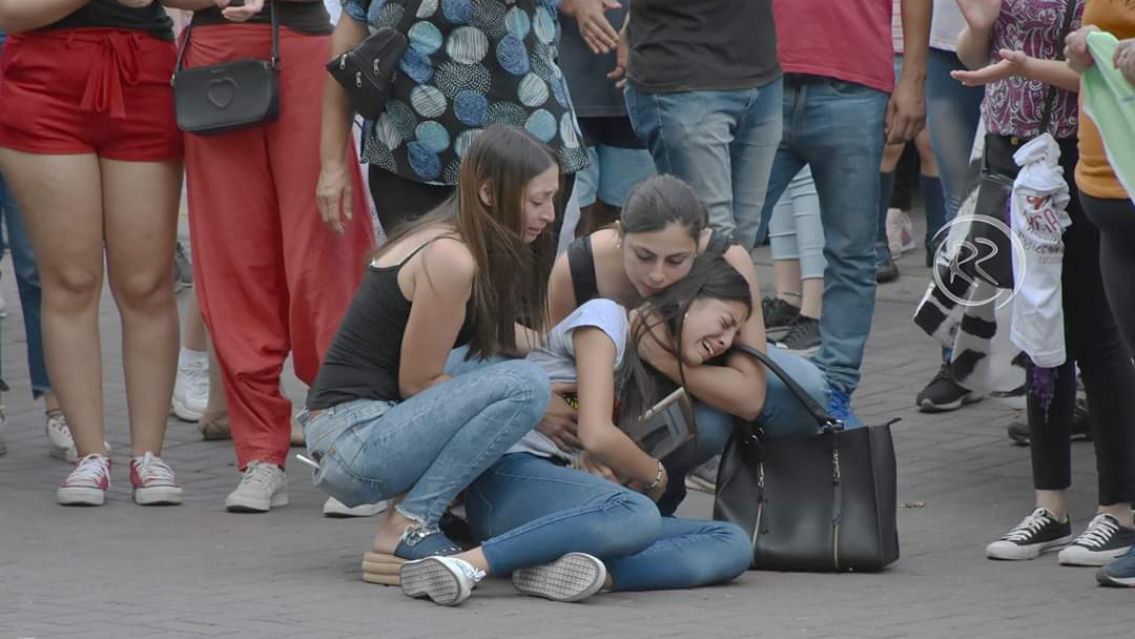 Dolor inmenso: la desgarradora foto de las amigas de Micaela en la marcha