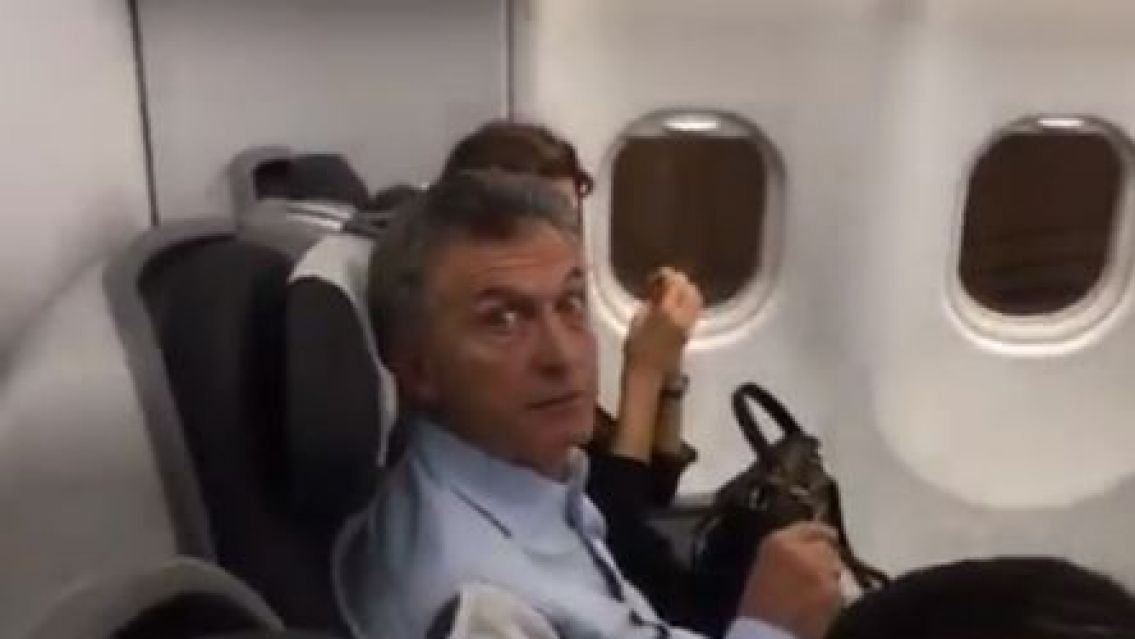 "Ladr�n, arruinaste el pa�s": escracharon a Mauricio Macri en un avi�n 