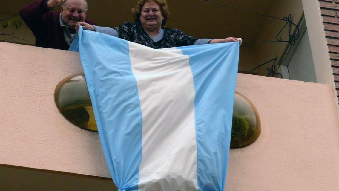 Convocan a un banderazo y a cantar el himno desde los balcones el 2 de abril