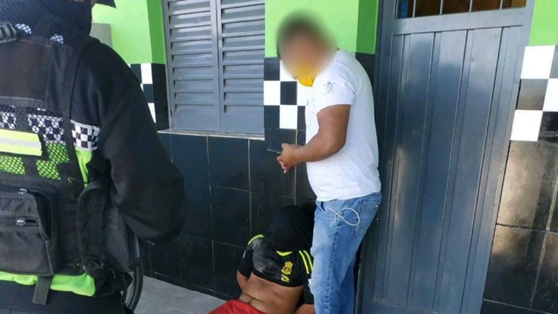 Agredi� a una juje�a para robarle el celular pero la polic�a lo detuvo: "Que no salga m�s"