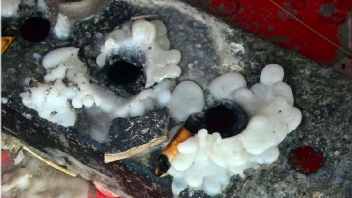 Por la falta de cigarrillos, le roban los "puchos"  al Gauchito Gil