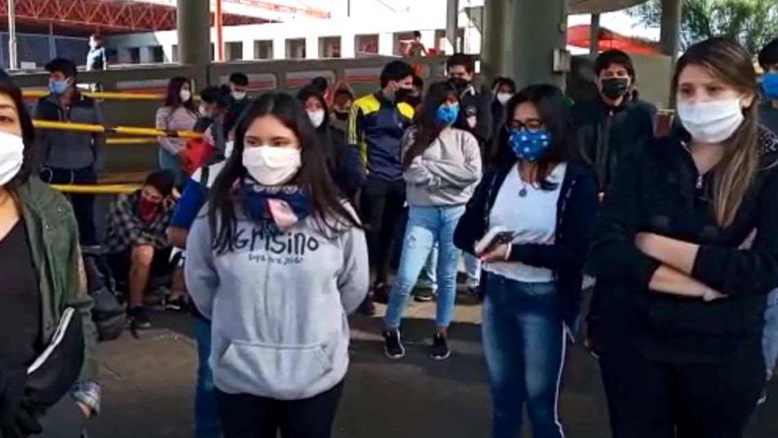 Estudiantes contin�an varados en C�rdoba: "Es nuestro derecho volver a Jujuy"