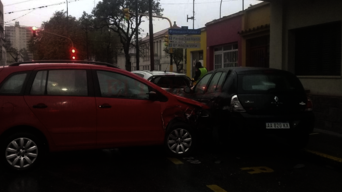 Juje�o se tom� hasta la cuarentena y revent� dos autos en pleno centro